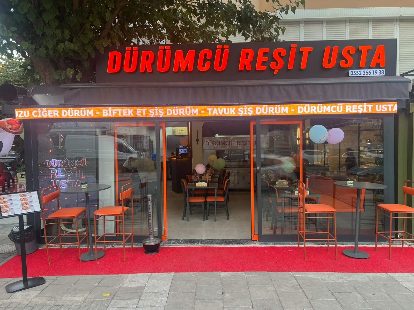 Dürümcü Reşit Usta’nın Atakent’teki cephesi: ışıklı tabela, açık kapılardan görünen salon ve turuncu sandalyeler