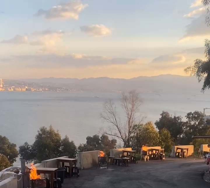 Gümüşpala’da körfeze bakan masalar, gün batımı