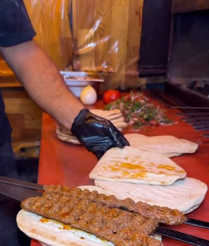 Lavaşın üstünde Adana şişi