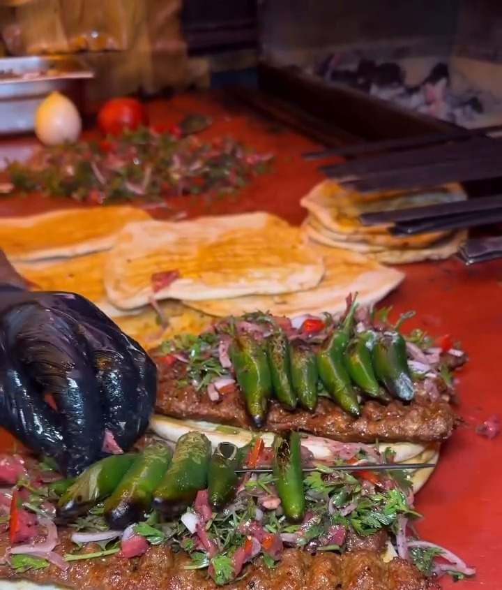 Tablacı salatası ve yeşil biberle dürümler