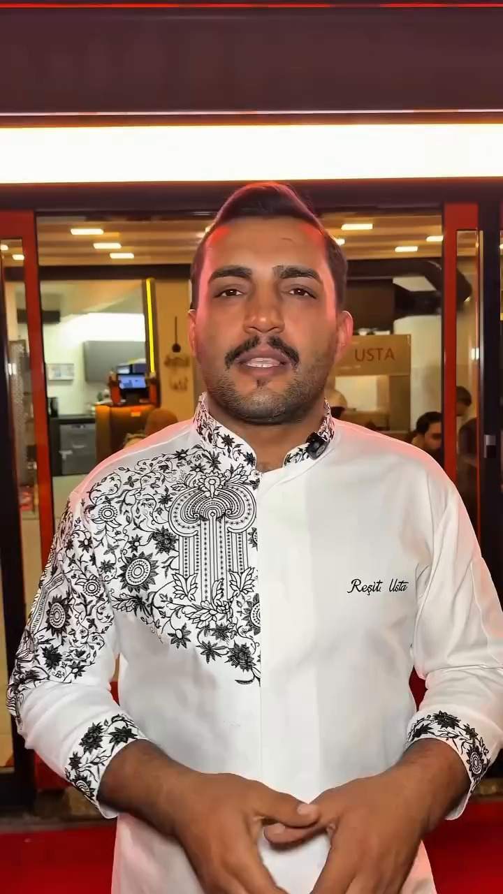 Reşit Usta, restoranın önünde